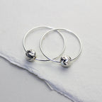 Boucles d'oreilles créoles en argent sterling de 18 mm avec perles boules taillées en chevron