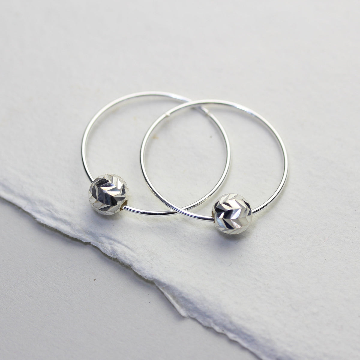 Boucles d'oreilles créoles en argent sterling de 18 mm avec perles boules taillées en chevron