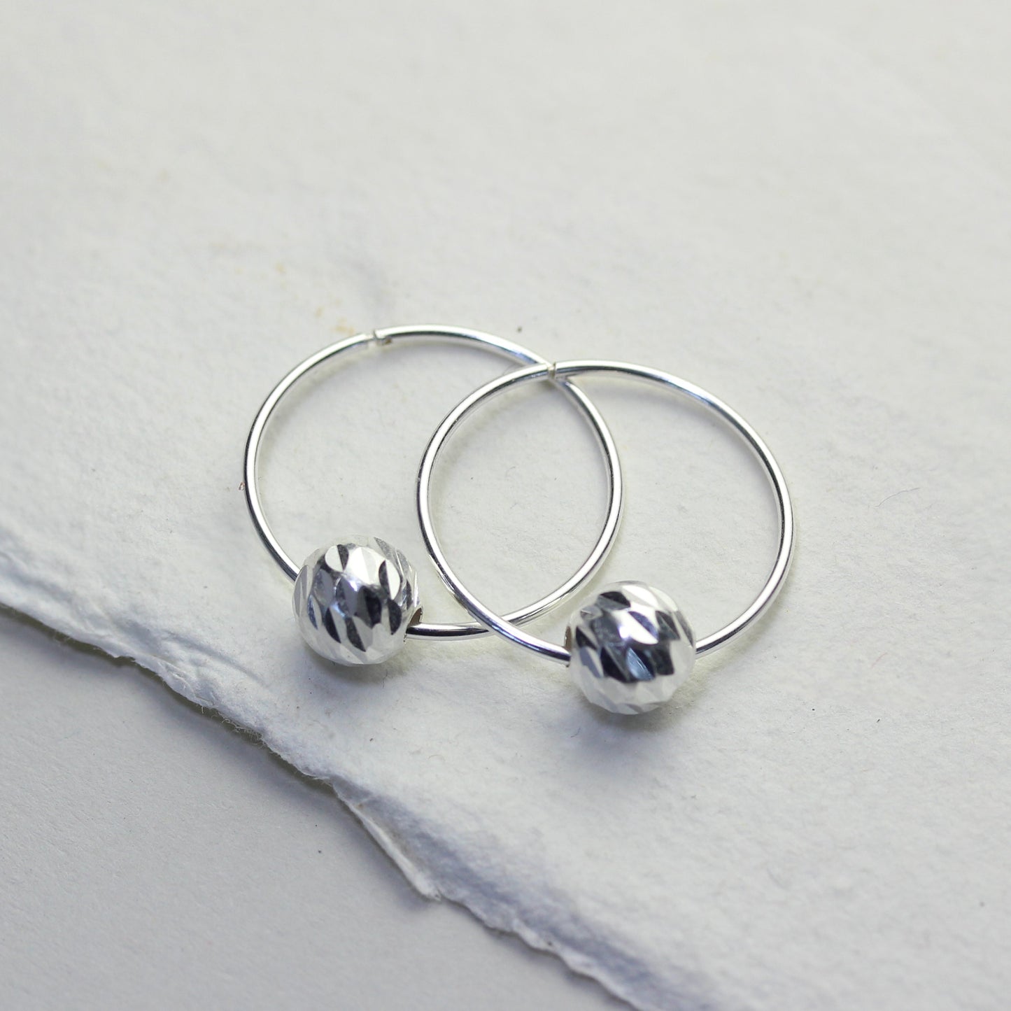 Boucles d'oreilles créoles en argent sterling de 18 mm avec perles boules taillées en diamant