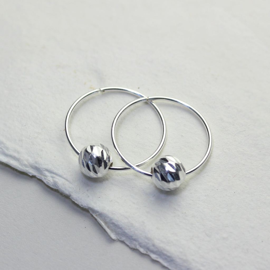 Boucles d'oreilles créoles en argent sterling de 18 mm avec perles boules taillées en diamant