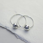 Boucles d'oreilles créoles en argent sterling de 18 mm avec perles boules taillées en diamant
