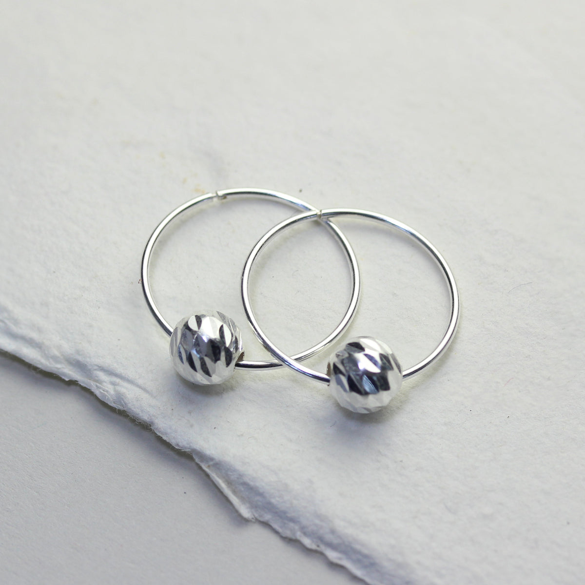 Boucles d'oreilles créoles en argent sterling de 18 mm avec perles boules taillées en diamant