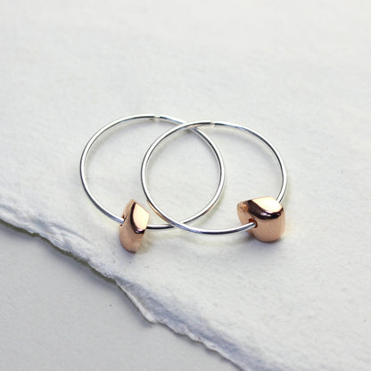 Boucles d'oreilles créoles en argent sterling de 14 mm avec breloques pépites plaquées or rose