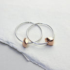 Boucles d'oreilles créoles en argent sterling de 14 mm avec breloques pépites plaquées or rose