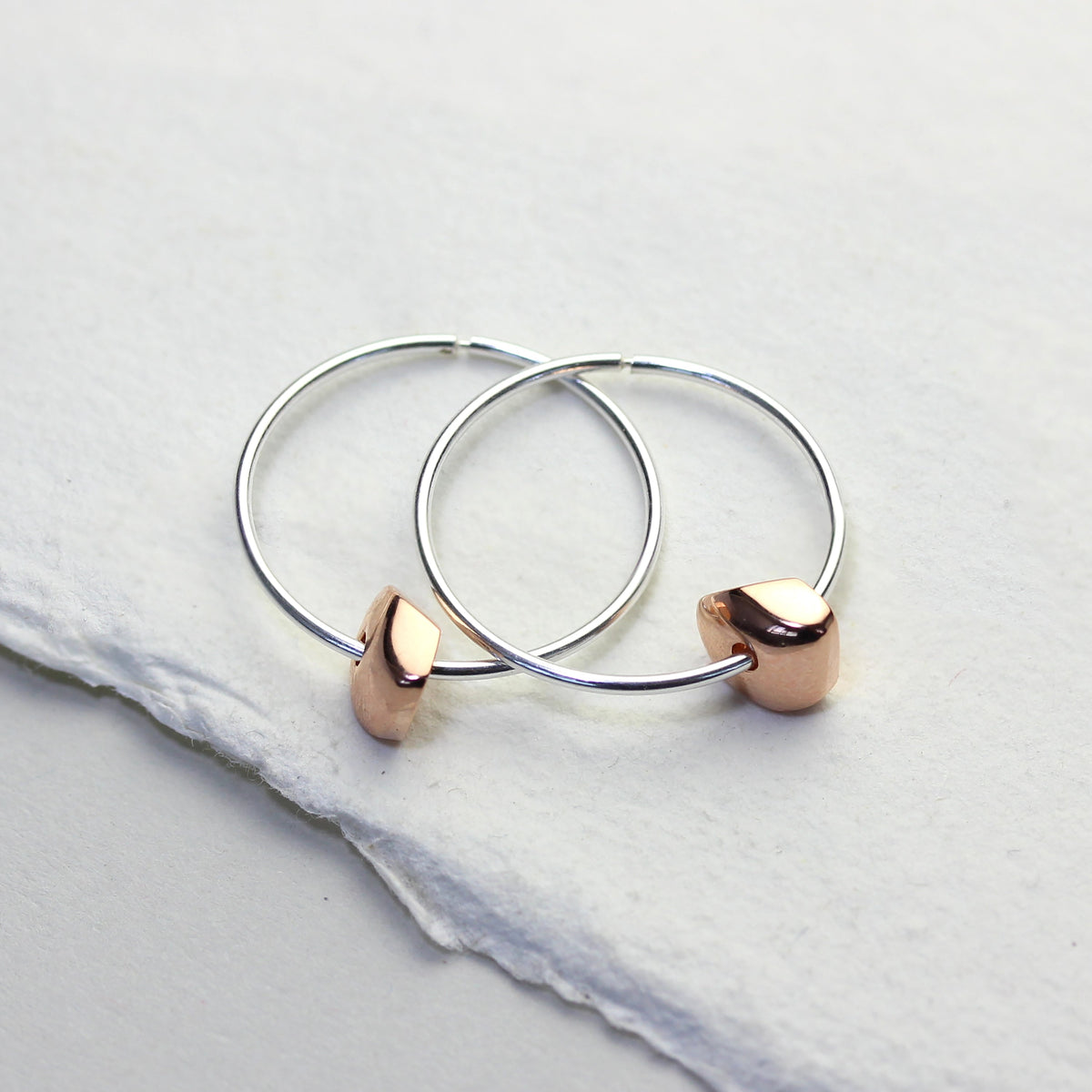 Boucles d'oreilles créoles en argent sterling de 14 mm avec breloques pépites plaquées or rose