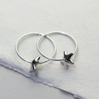 Boucles d'oreilles créoles en argent sterling de 18 mm avec breloques en forme de fleur de lys
