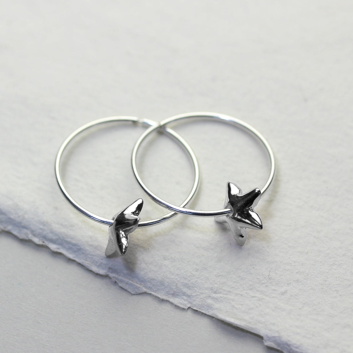 Boucles d'oreilles créoles en argent sterling de 18 mm avec breloques en forme de fleur de lys