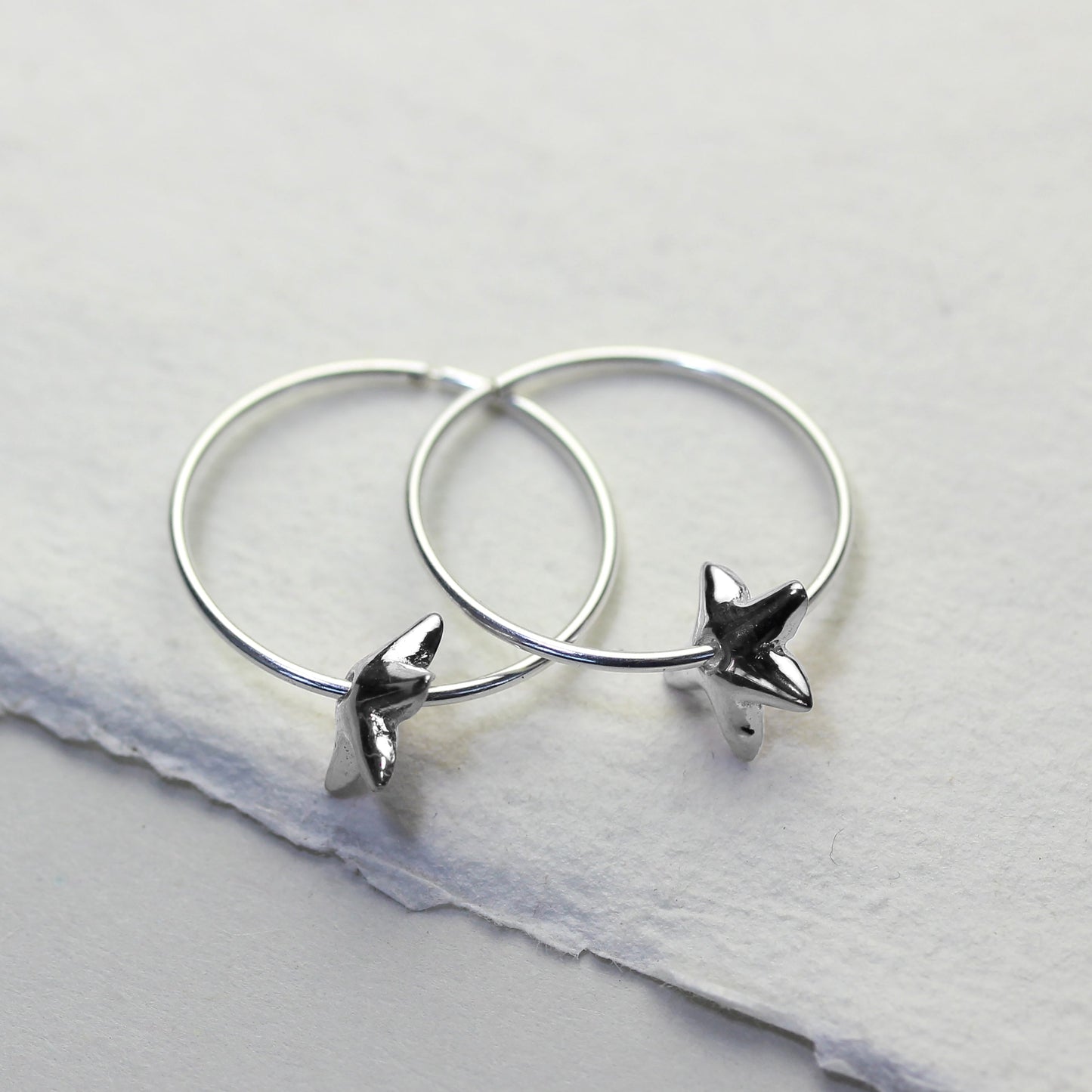 Boucles d'oreilles créoles en argent sterling de 18 mm avec breloques en forme de fleur de lys