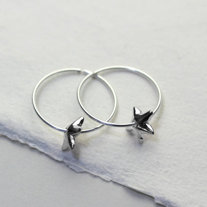 Boucles d'oreilles créoles en argent sterling de 18 mm avec breloques en forme de fleur de lys
