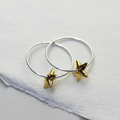 Boucles d'oreilles créoles en argent sterling de 18 mm avec breloques en forme de fleur de lys plaquées or