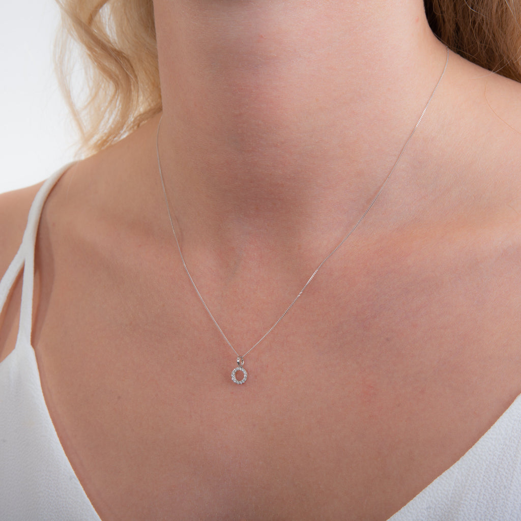 Collier Karma Circle en or blanc 9 carats avec zircones cubiques - 40 à 50 cm