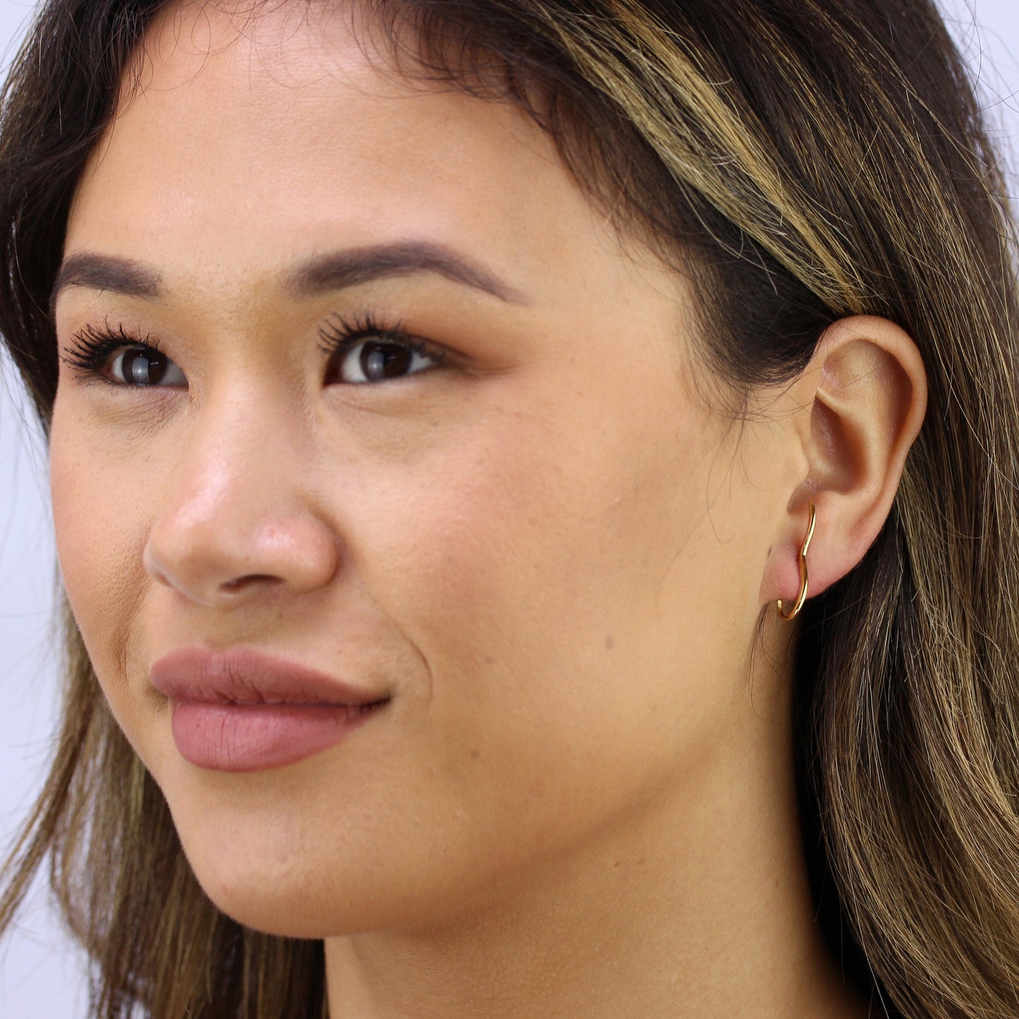Boucles d'oreilles à tige en argent sterling plaqué or avec barre incurvée