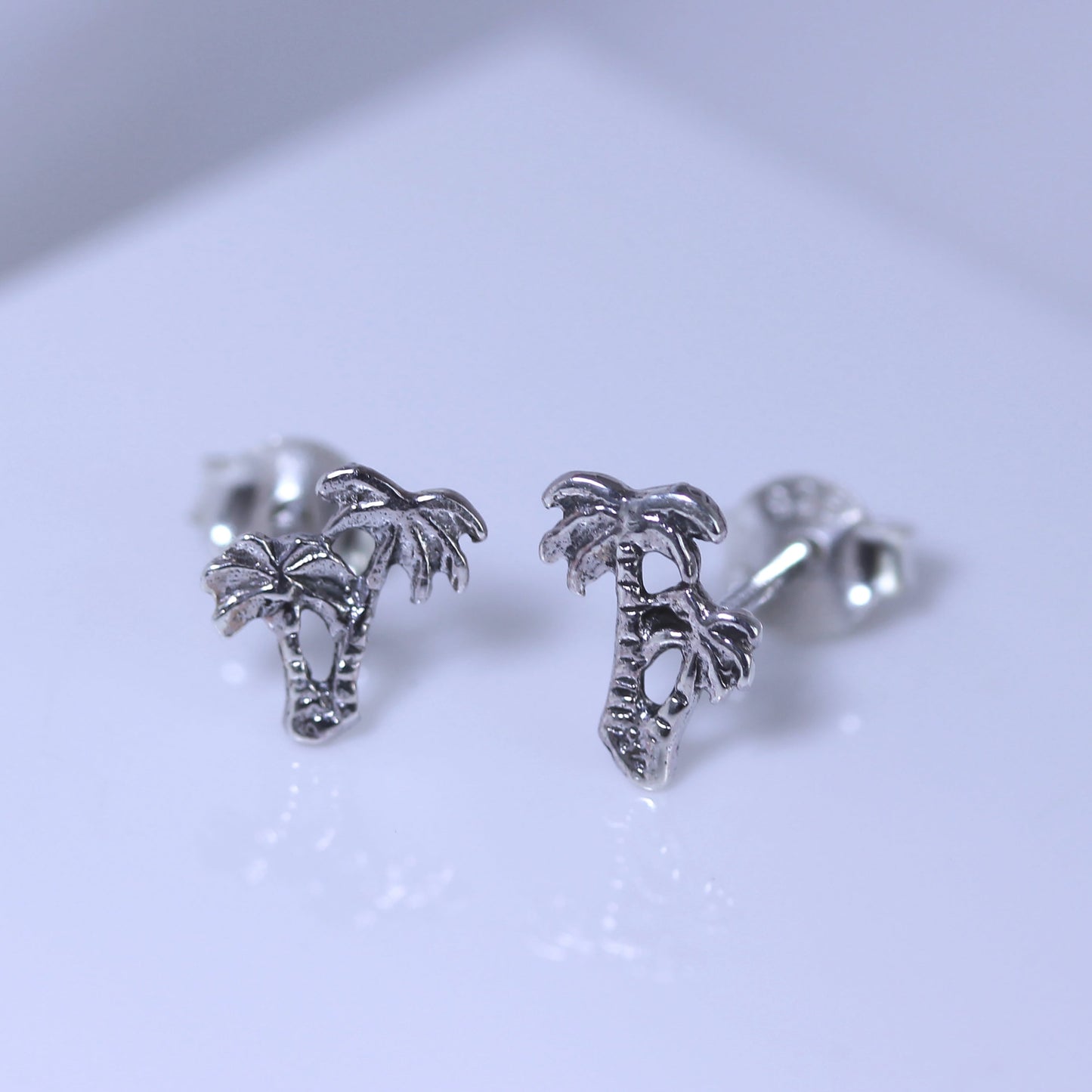 Petites boucles d'oreilles à tige en argent sterling en forme de palmier