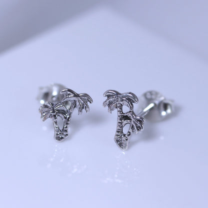 Petites boucles d'oreilles à tige en argent sterling en forme de palmier