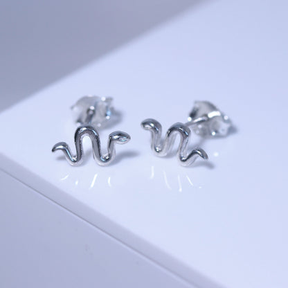 Petites boucles d'oreilles à tige en argent sterling en forme de serpent