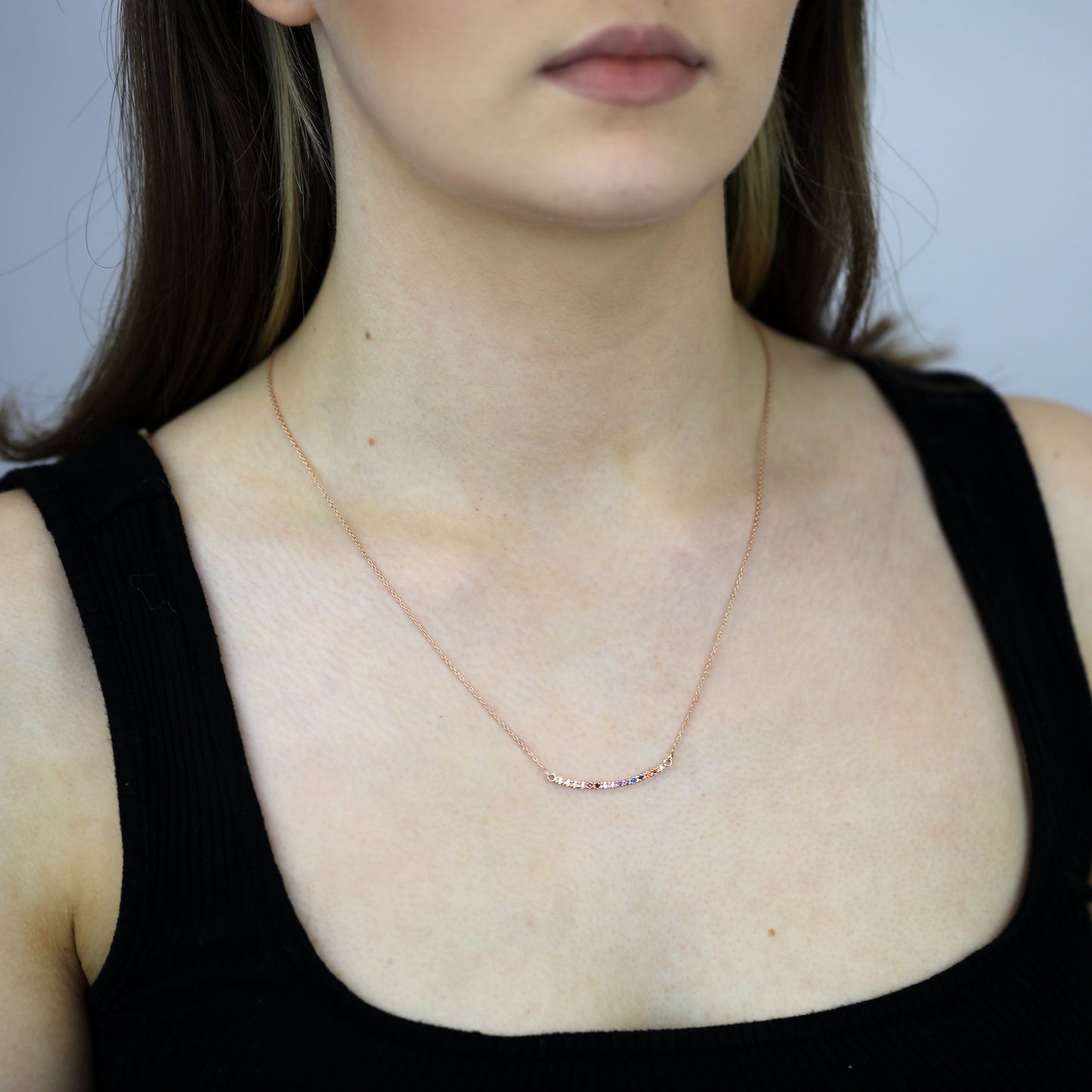 Collier en argent sterling plaqué or rose avec barre incurvée arc-en-ciel en zircone cubique