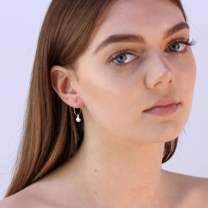 Boucles d'oreilles créoles en argent sterling 16 mm avec breloque coquillage