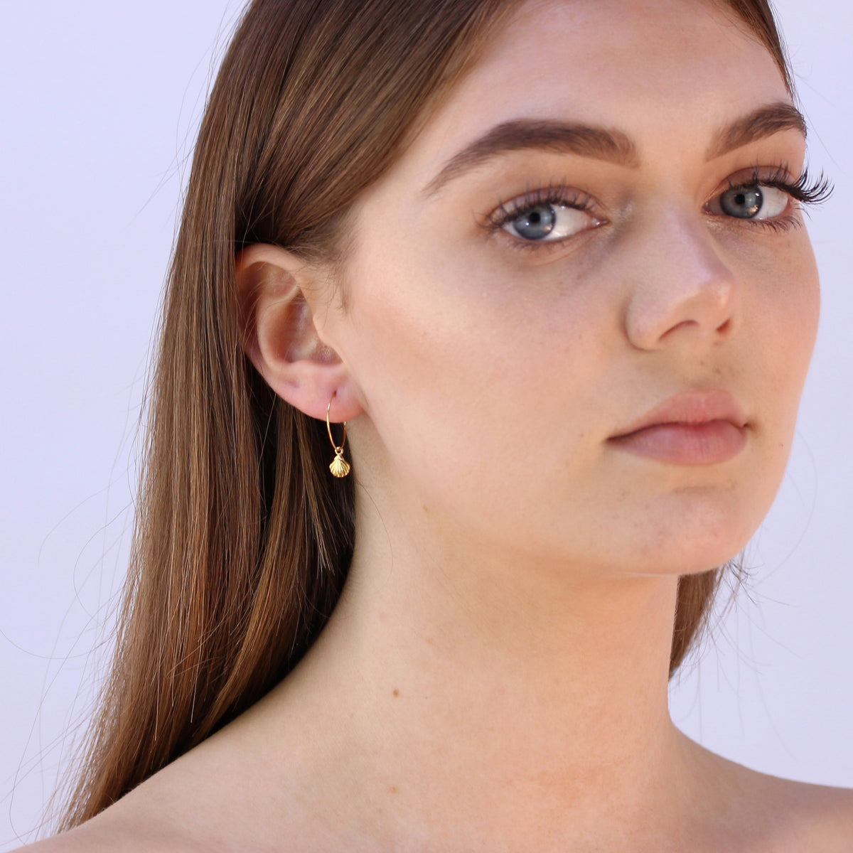 Boucles d'oreilles créoles en argent sterling plaqué or avec breloque coquillage de 16 mm