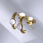 Boucles d'oreilles à tige en argent sterling plaqué or avec perles en pierre de lune