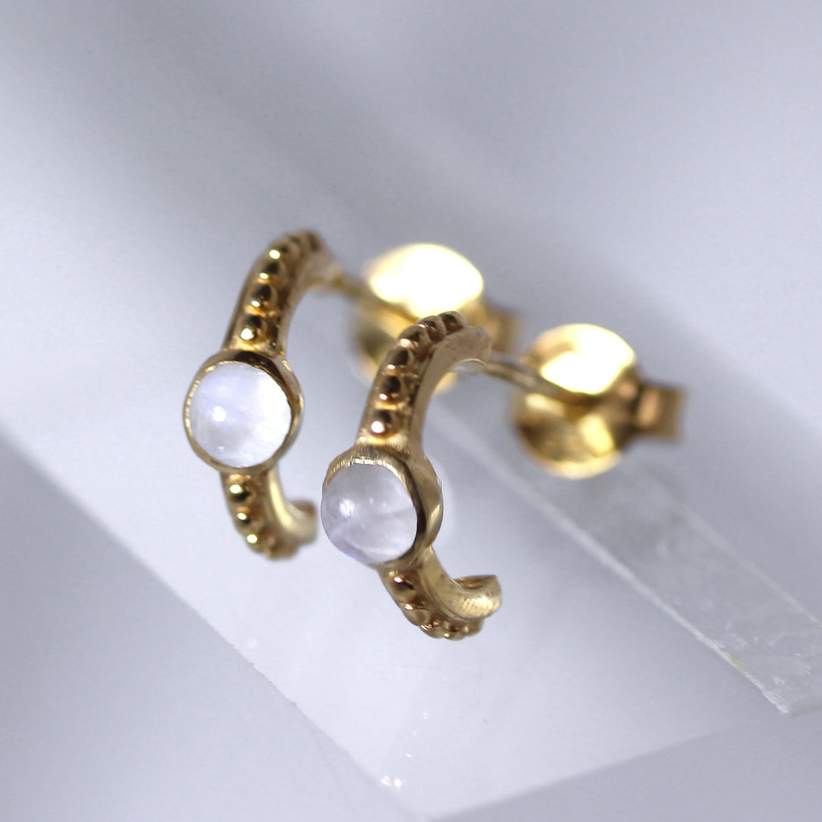Boucles d'oreilles à tige en argent sterling plaqué or avec perles en pierre de lune