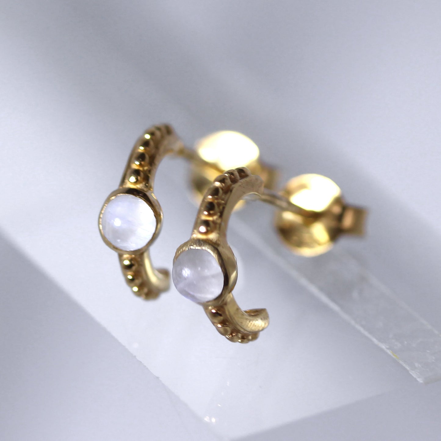 Boucles d'oreilles à tige en argent sterling plaqué or avec perles en pierre de lune