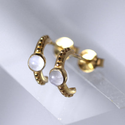 Boucles d'oreilles à tige en argent sterling plaqué or avec perles en pierre de lune