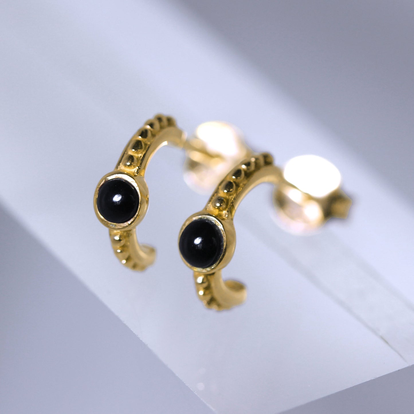 Boucles d'oreilles créoles en argent sterling plaqué or avec perles en imitation onyx