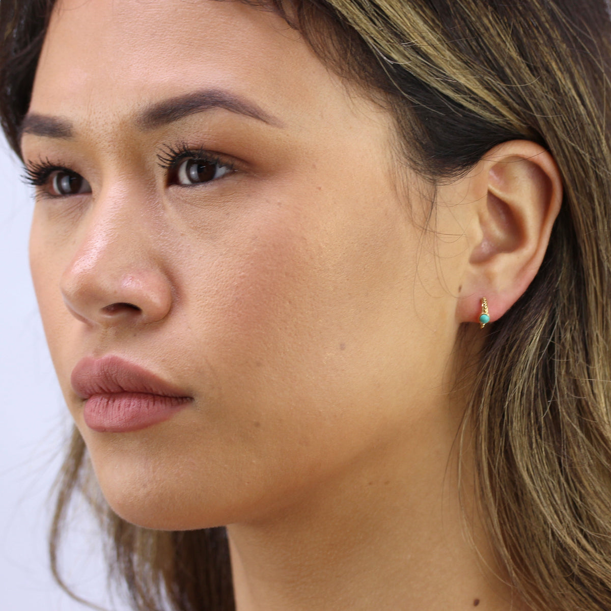 Boucles d'oreilles créoles en argent sterling plaqué or avec perles en fausse turquoise