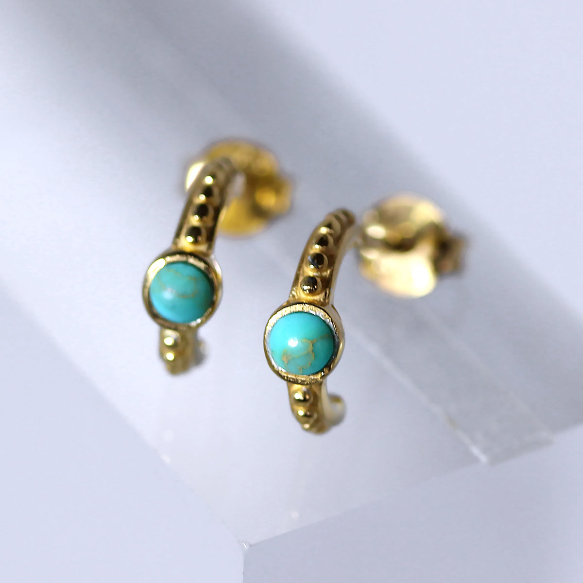 Boucles d'oreilles créoles en argent sterling plaqué or avec perles en fausse turquoise