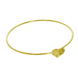 Bracelet ouvert en argent sterling plaqué or avec cœur taillé en diamant