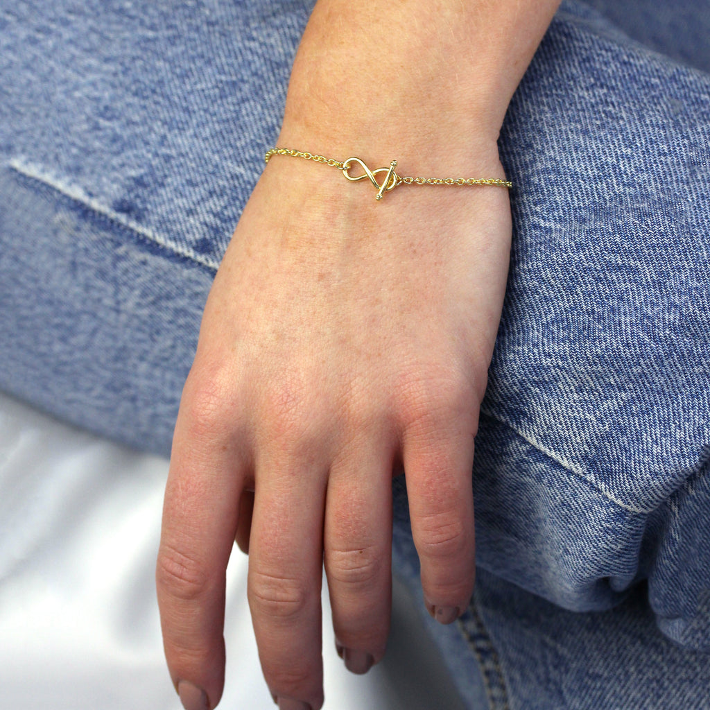 Bracelet en argent sterling plaqué or avec barre en T infini de 18 cm