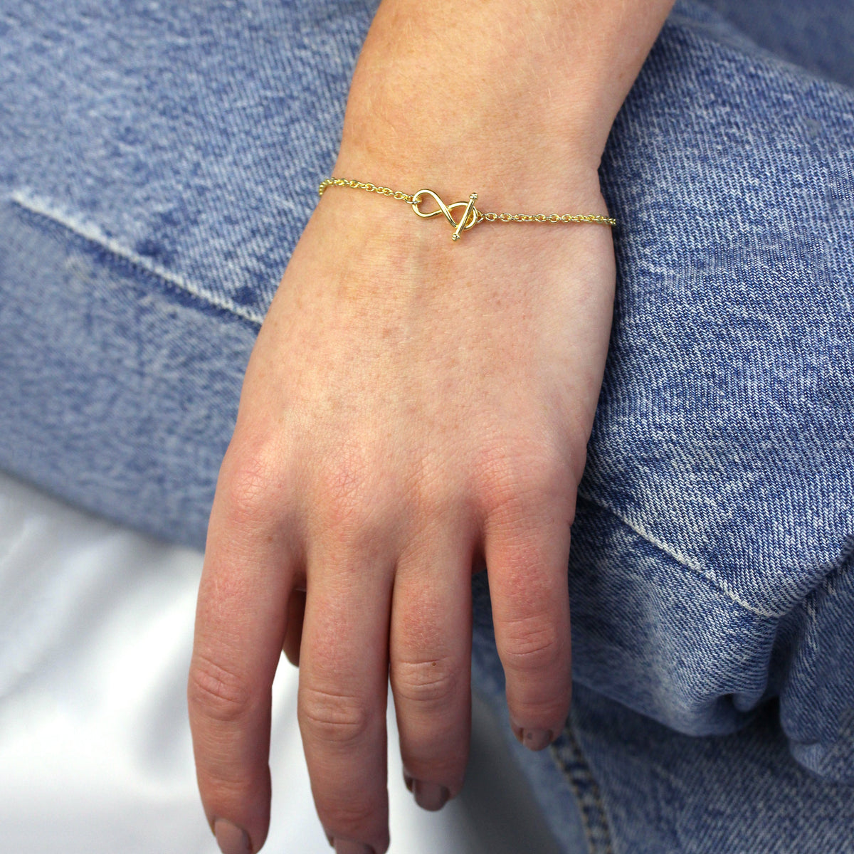 Bracelet en argent sterling plaqué or avec barre en T infini de 18 cm