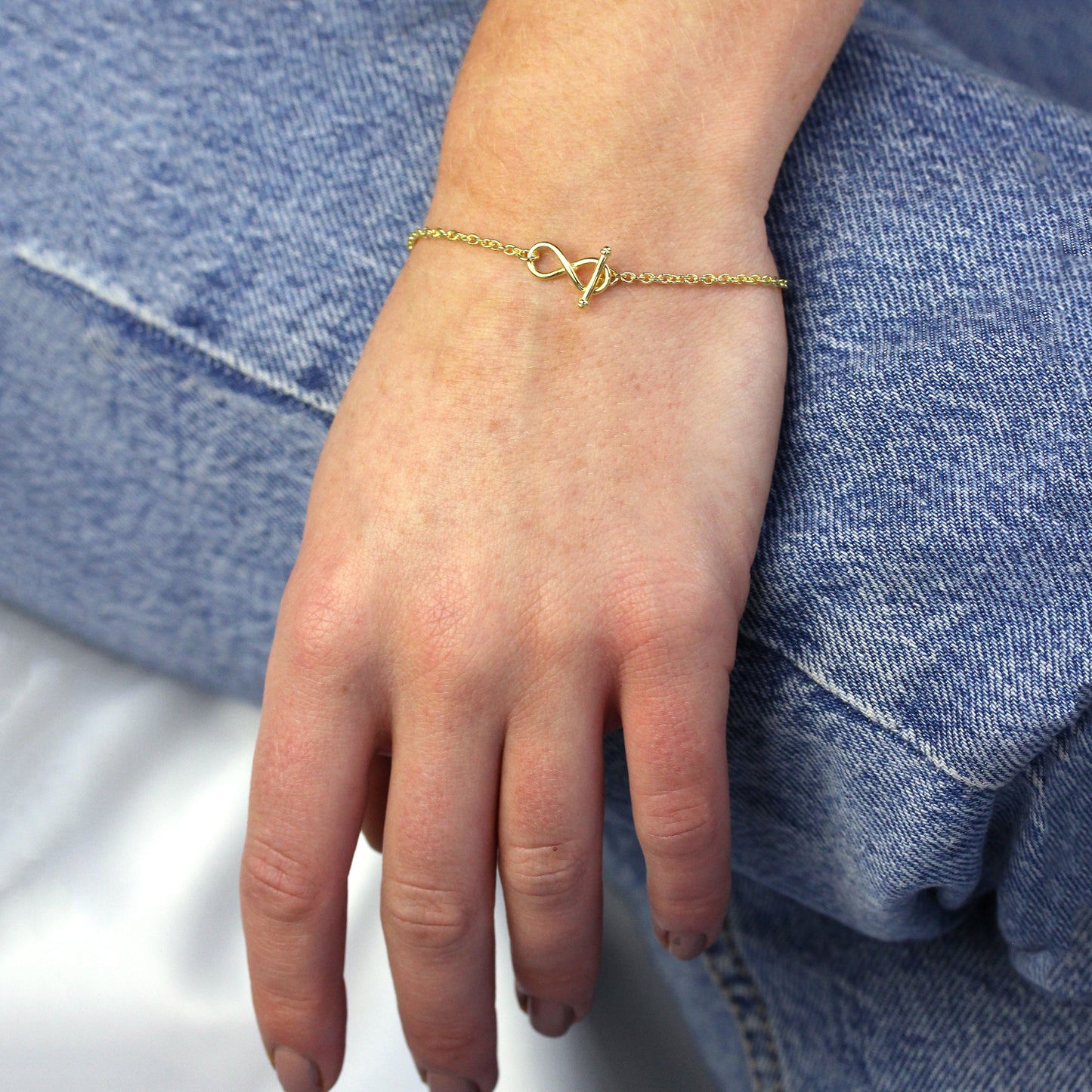 Bracelet en argent sterling plaqué or avec barre en T infini de 18 cm