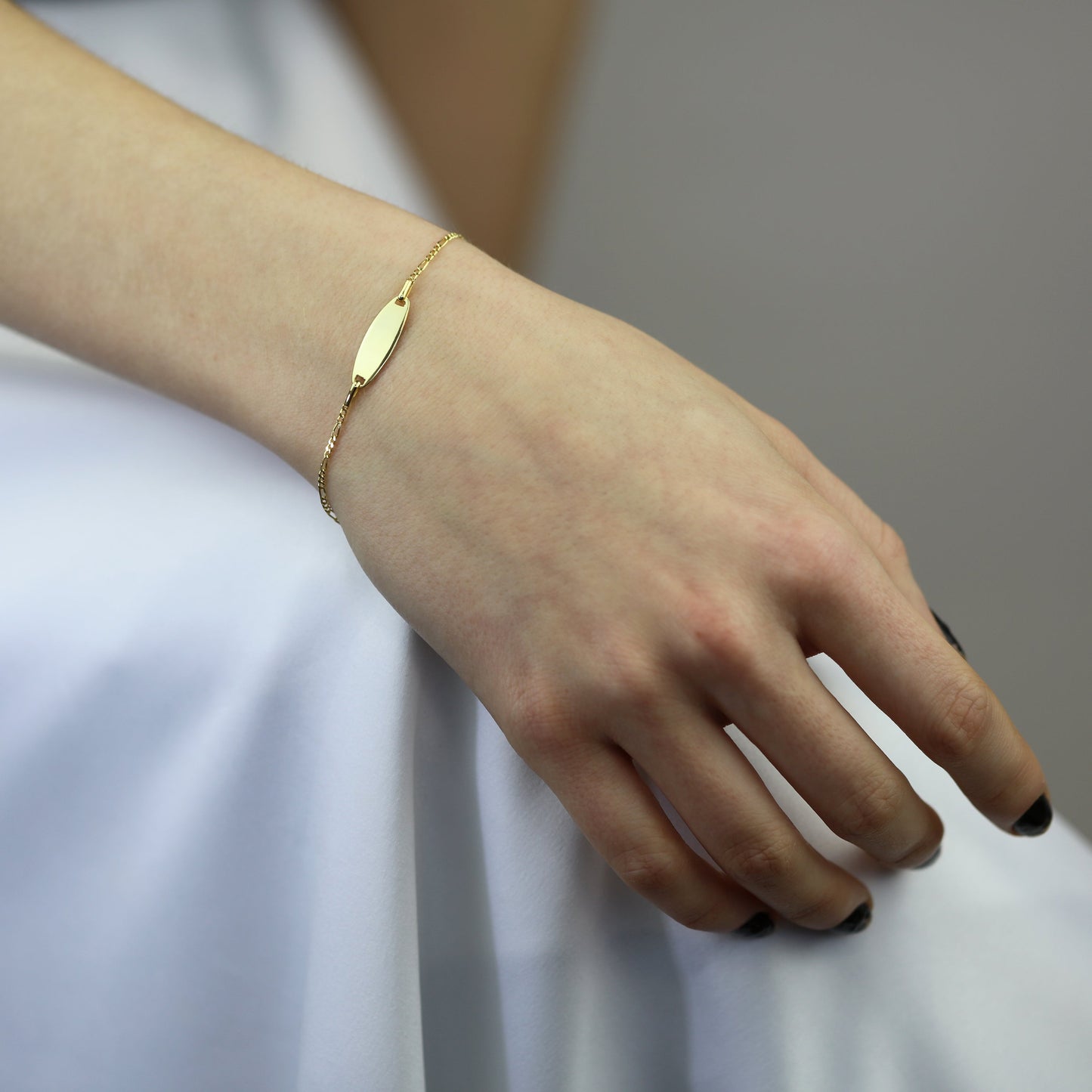 Bracelet d'identification Figaro en argent sterling plaqué or gravable 6 pouces