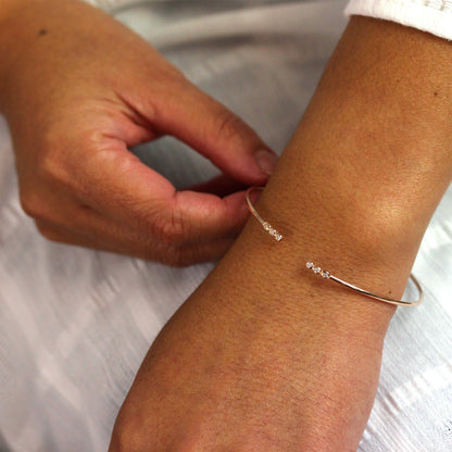 Bracelet manchette en argent sterling plaqué or rose avec minuscule zircone cubique rond