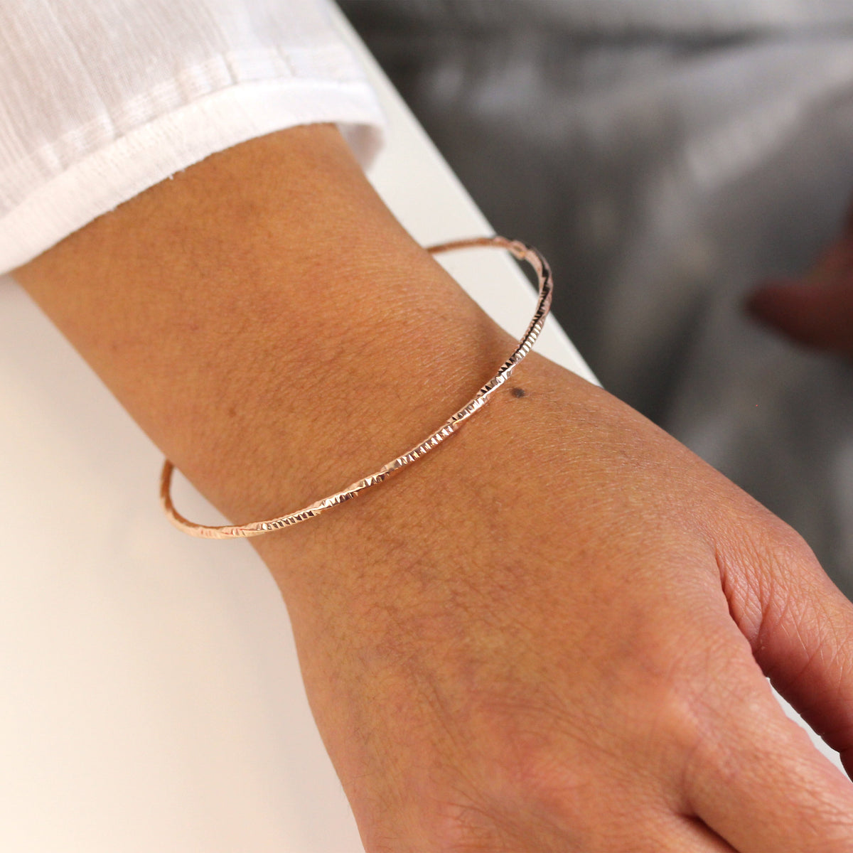 Bracelet jonc torsadé en argent sterling plaqué or rose et diamant