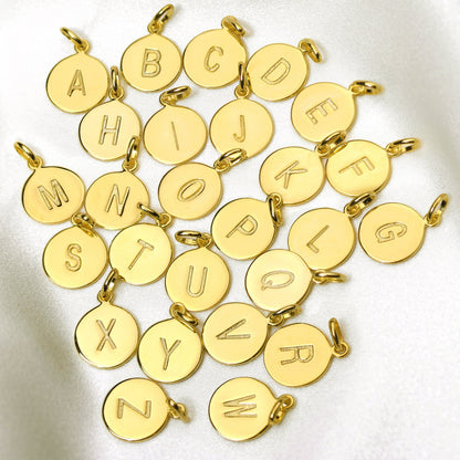 Breloque ronde en argent sterling plaqué or avec lettre AZ gravable