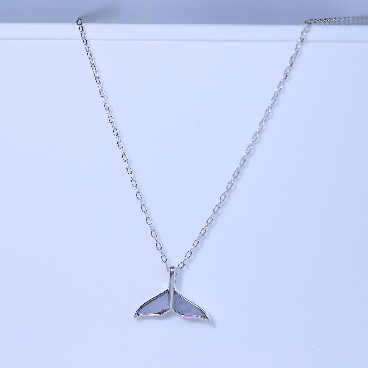 Collier queue de baleine en argent sterling et nacre, 45 cm
