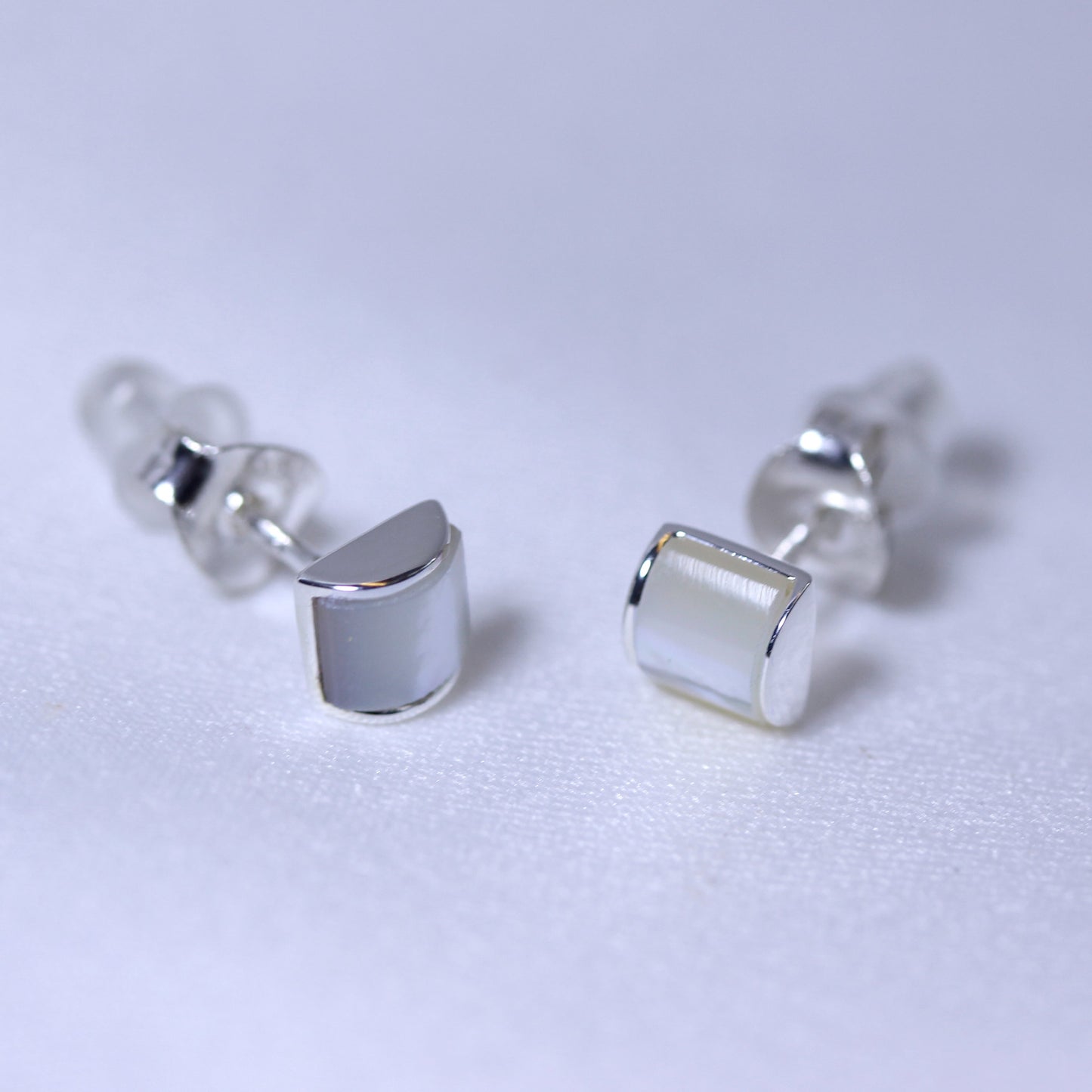 Boucles d'oreilles à tige en argent sterling avec dôme en nacre