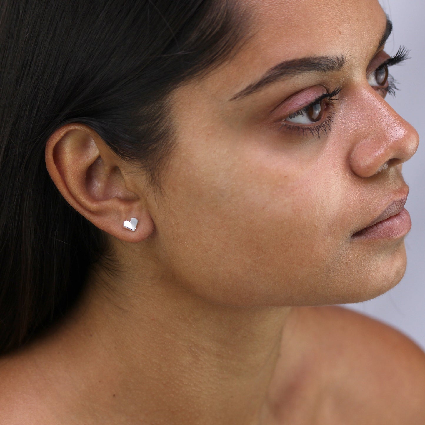 Boucles d'oreilles à tige en argent sterling avec cœur en nacre fendue
