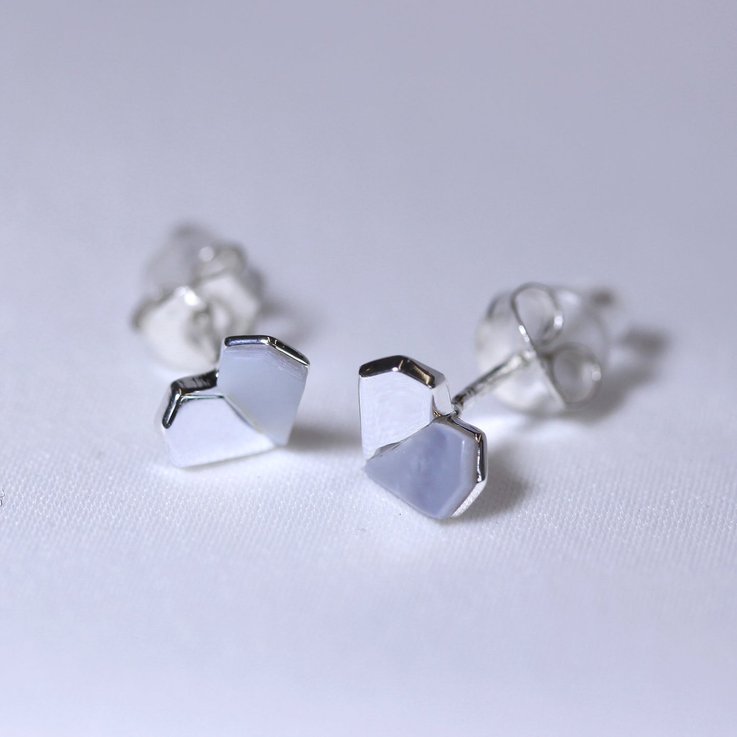 Boucles d'oreilles à tige en argent sterling avec cœur en nacre fendue