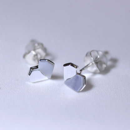 Boucles d'oreilles à tige en argent sterling avec cœur en nacre fendue