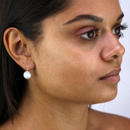 Boucles d'oreilles pendantes rondes en argent sterling et nacre