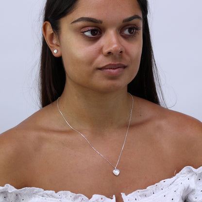 Boucles d'oreilles à tige en argent sterling et nacre en forme de cœur
