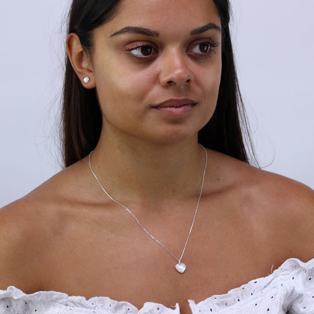 Boucles d'oreilles à tige en argent sterling et nacre en forme de cœur