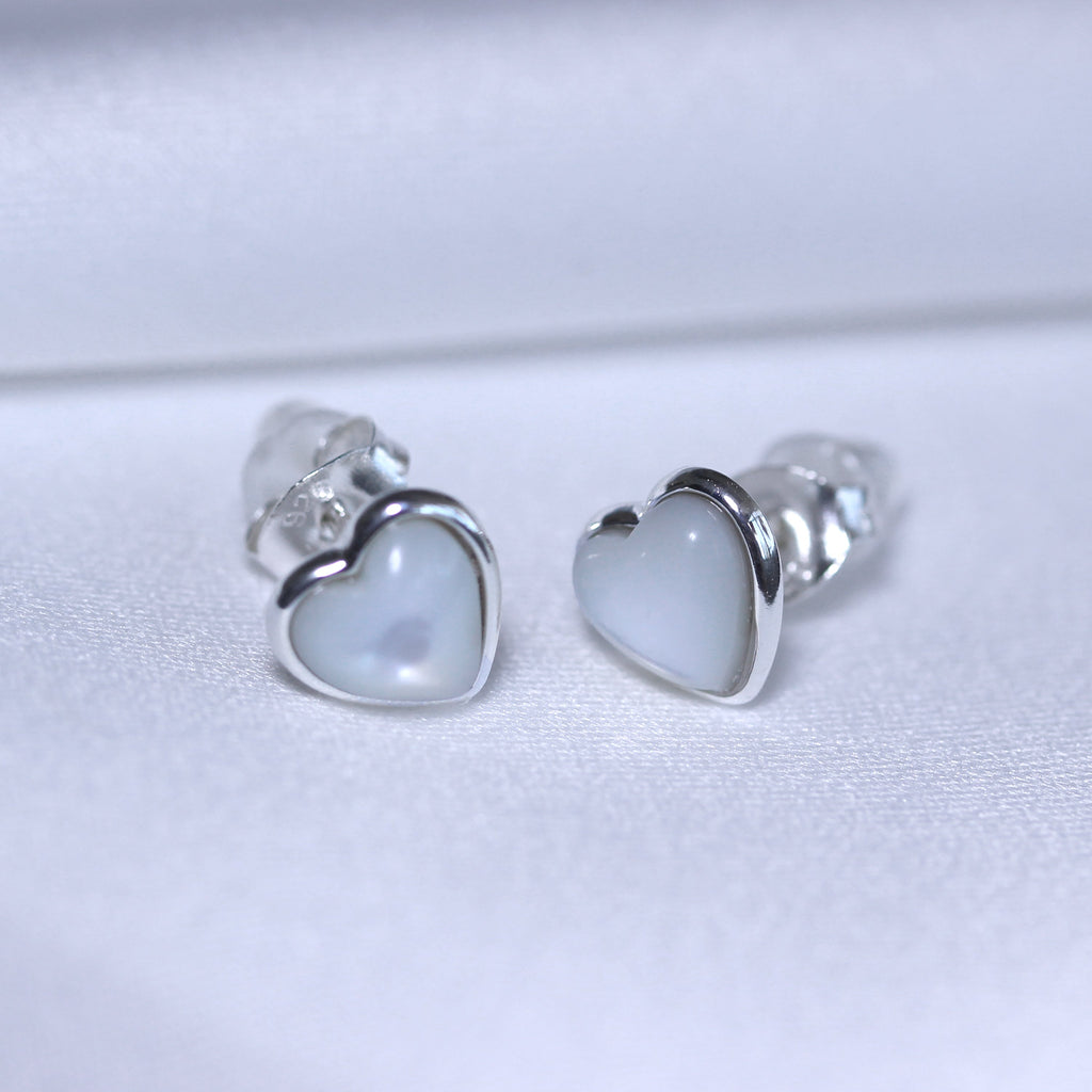 Boucles d'oreilles à tige en argent sterling et nacre en forme de cœur