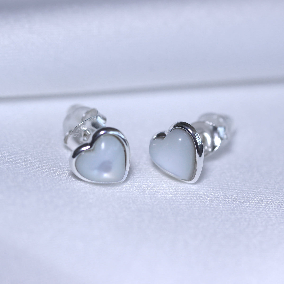 Boucles d'oreilles à tige en argent sterling et nacre en forme de cœur