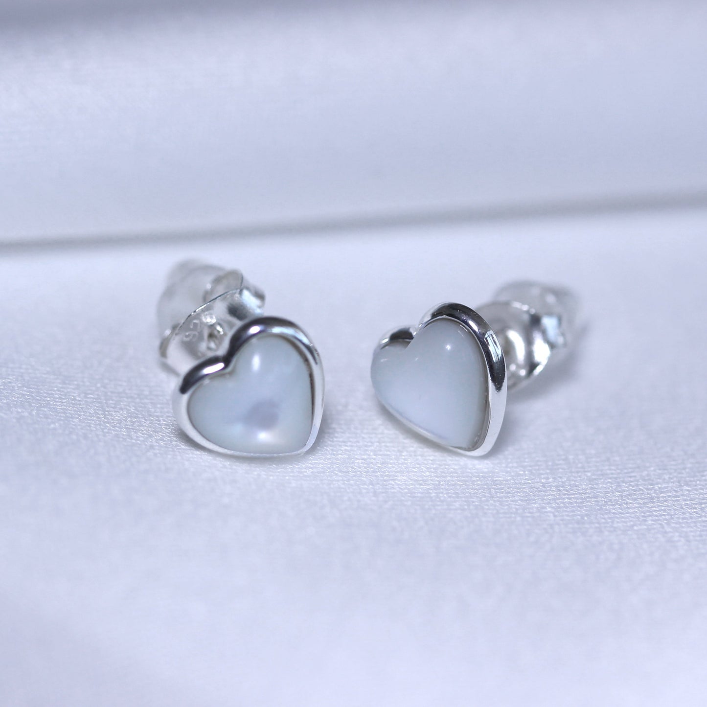 Boucles d'oreilles à tige en argent sterling et nacre en forme de cœur