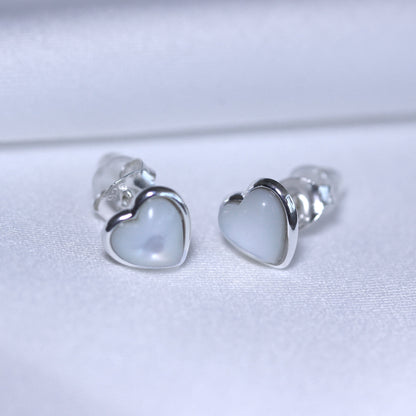 Boucles d'oreilles à tige en argent sterling et nacre en forme de cœur