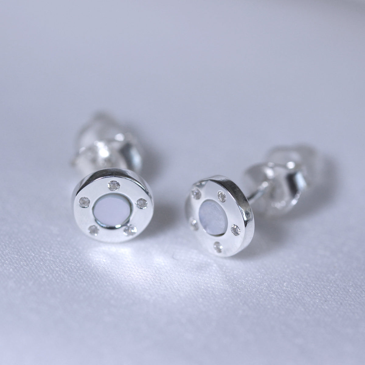 Boucles d'oreilles à tige rondes en argent sterling, nacre et zircone cubique